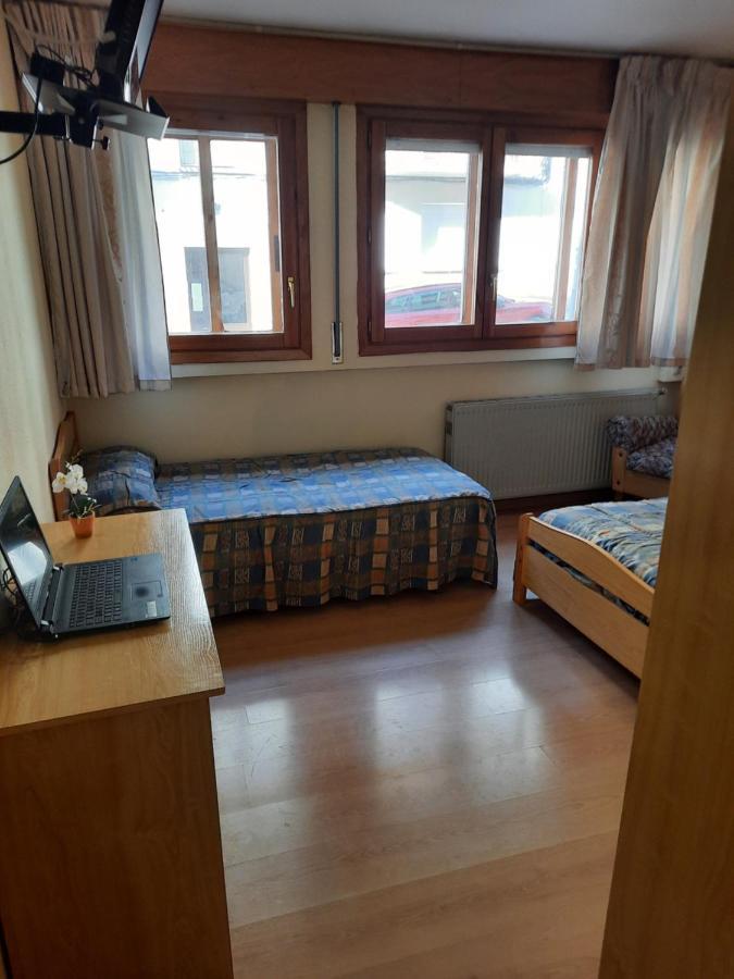 Habitaciones Pension El Parque Sabiñánigo Esterno foto